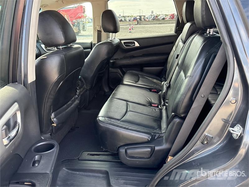 Nissan Pathfinder SV 2WD SUV Voiture