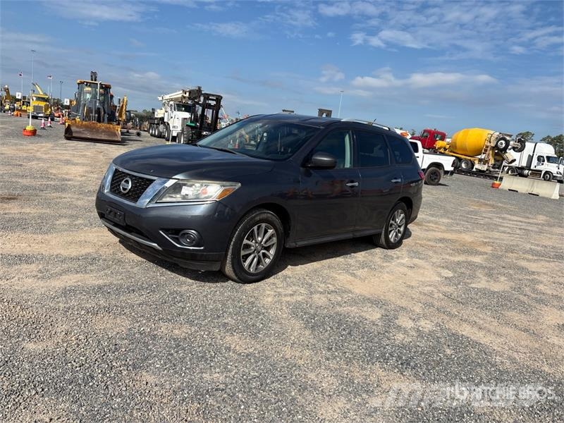 Nissan Pathfinder SV 2WD SUV Voiture