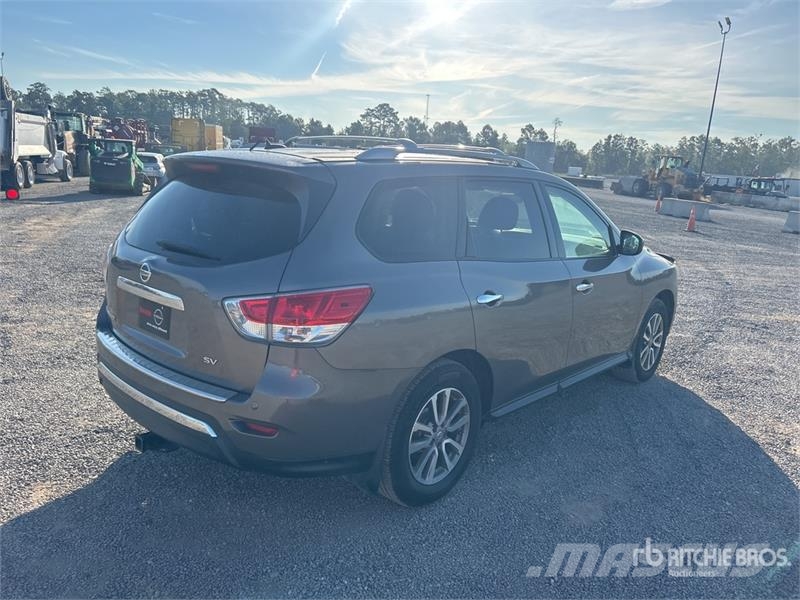Nissan Pathfinder SV 2WD SUV 汽车