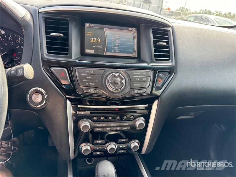 Nissan Pathfinder SV 2WD SUV Voiture