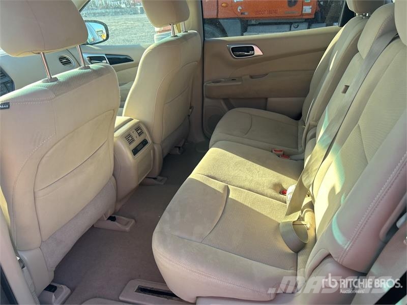 Nissan Pathfinder SV 2WD SUV 汽车