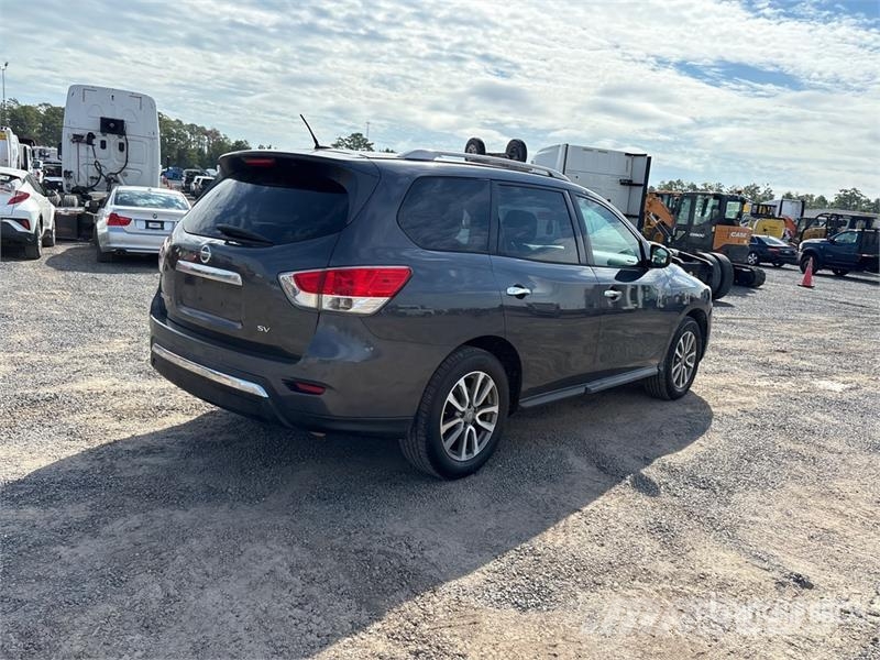 Nissan Pathfinder SV 2WD SUV Voiture