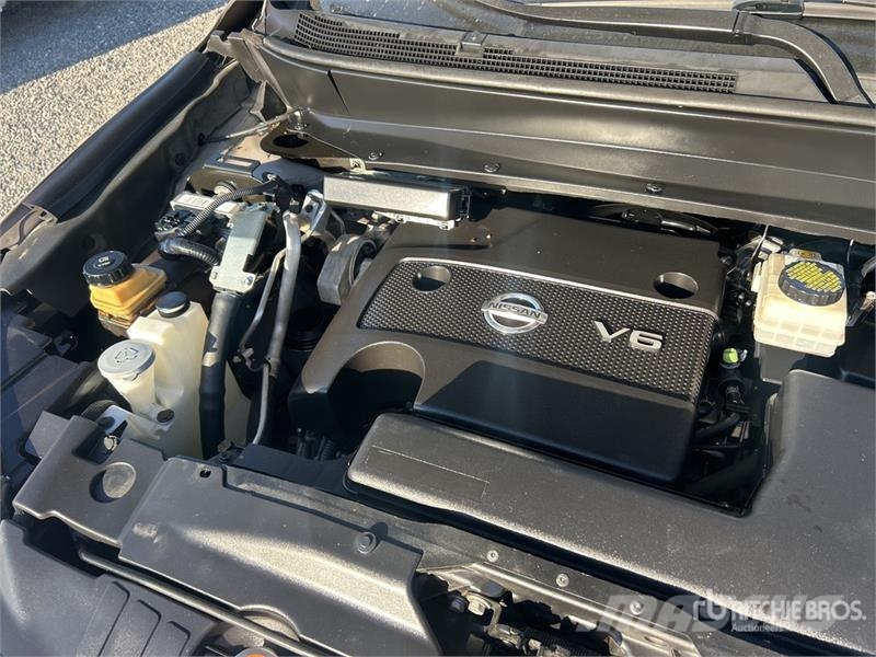 Nissan Pathfinder SV 2WD SUV 汽车