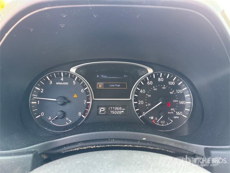 Nissan Pathfinder SV 2WD SUV Voiture