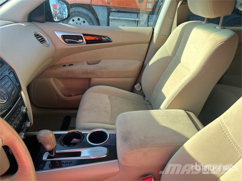 Nissan Pathfinder SV 2WD SUV 汽车