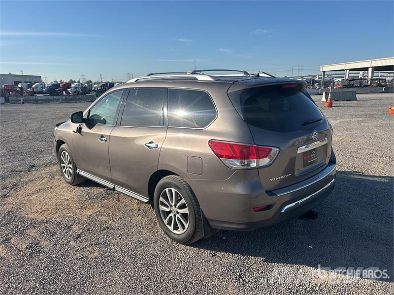 Nissan Pathfinder SV 2WD SUV 汽车
