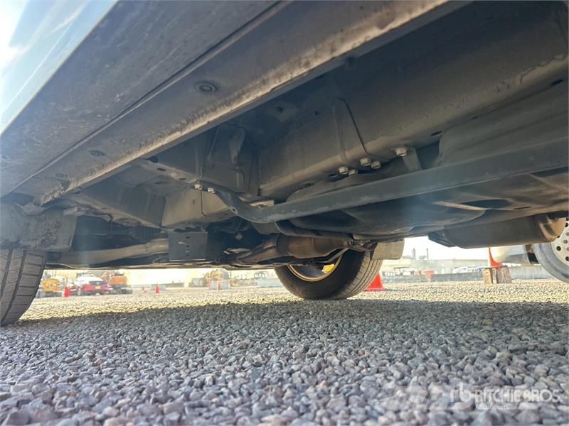 Nissan Pathfinder SV 2WD SUV 汽车