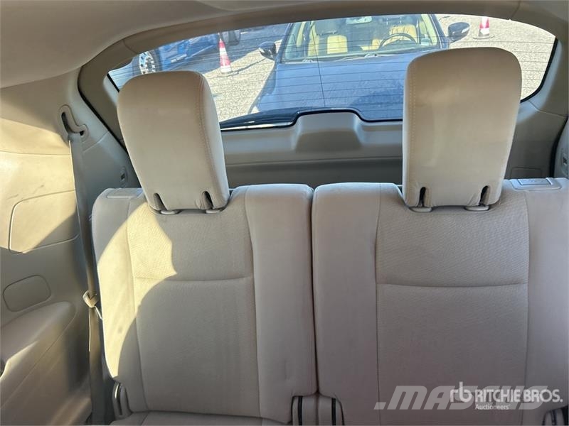 Nissan Pathfinder SV 2WD SUV 汽车