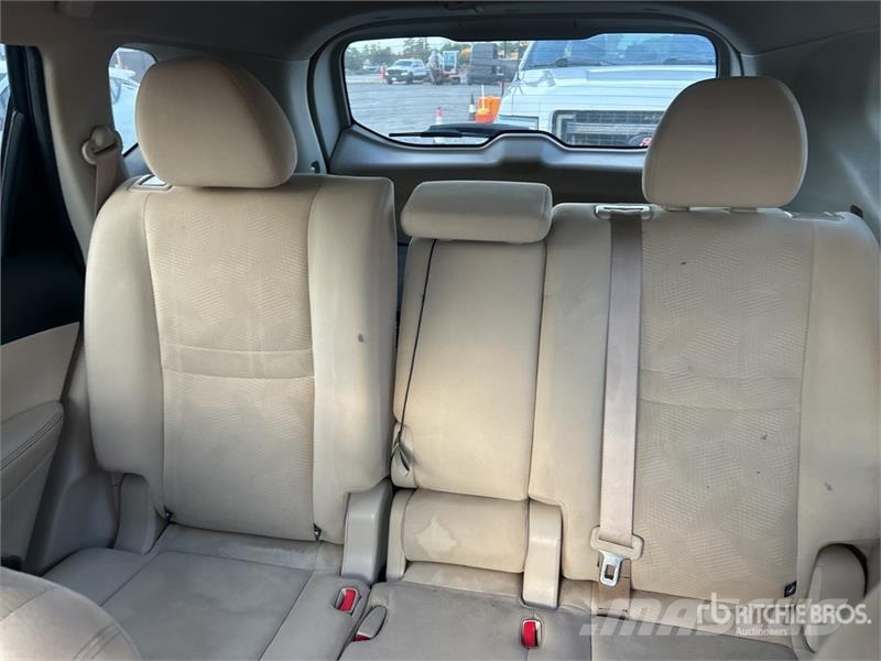 Nissan Rogue 2WD SUV Avtomobili