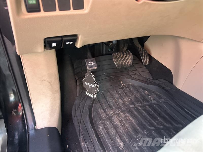 Nissan Rogue 2WD SUV Avtomobili