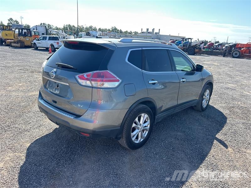 Nissan Rogue SV 2WD SUV Avtomobili