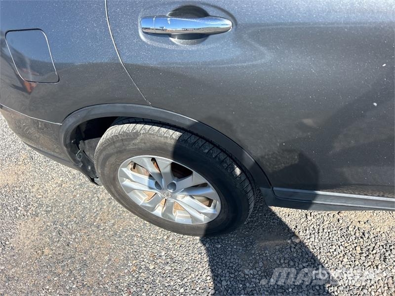 Nissan Rogue SV 2WD SUV Avtomobili