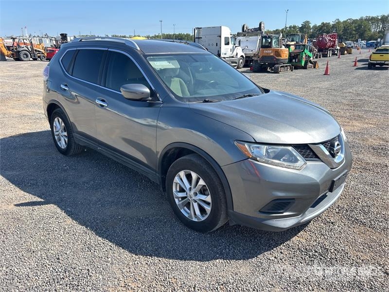 Nissan Rogue SV 2WD SUV Avtomobili