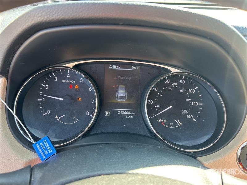 Nissan Rogue SV 2WD SUV Avtomobili