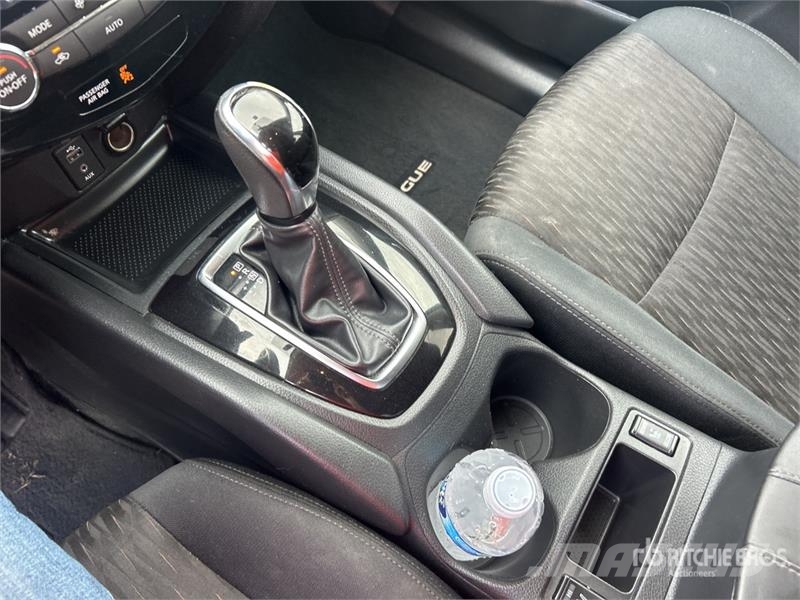 Nissan Rogue SV 2WD SUV Henkilöautot