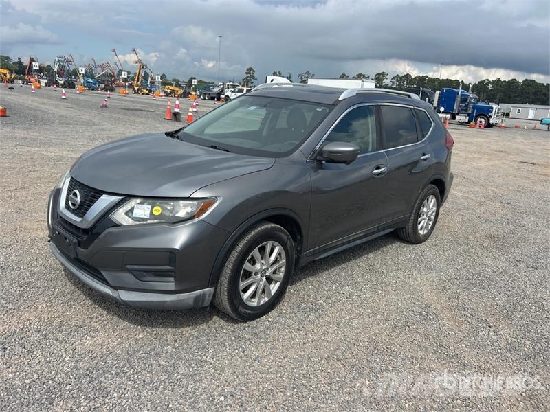 Nissan Rogue SV 2WD SUV Henkilöautot