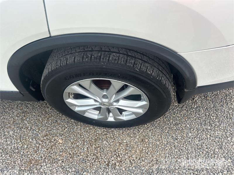 Nissan Rogue SV AWD SUV Kistehergépjárművek