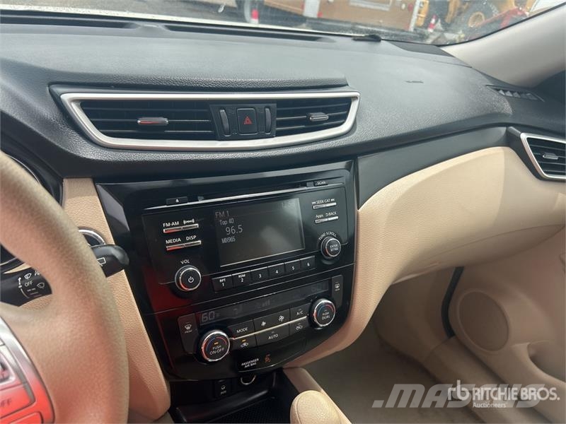 Nissan Rogue SV AWD SUV Kistehergépjárművek