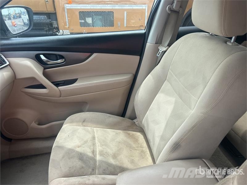 Nissan Rogue SV AWD SUV Kistehergépjárművek