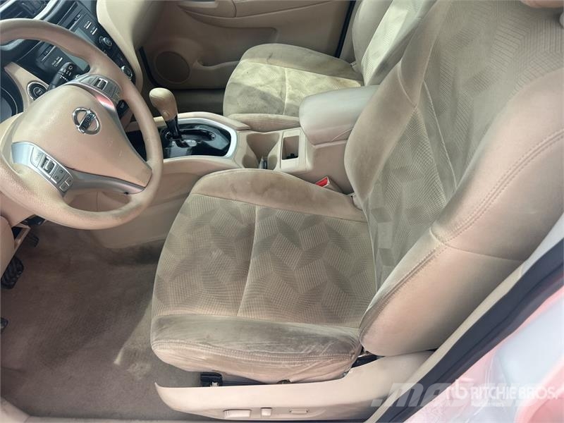 Nissan Rogue SV AWD SUV Kistehergépjárművek