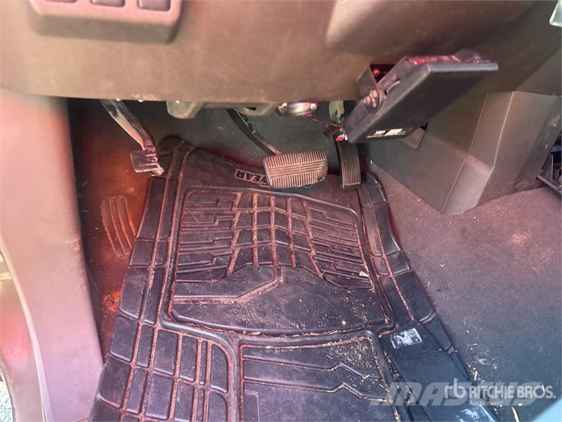 Nissan Titan 4x2 Extended Cab Pickup (Inoperable) أخرى