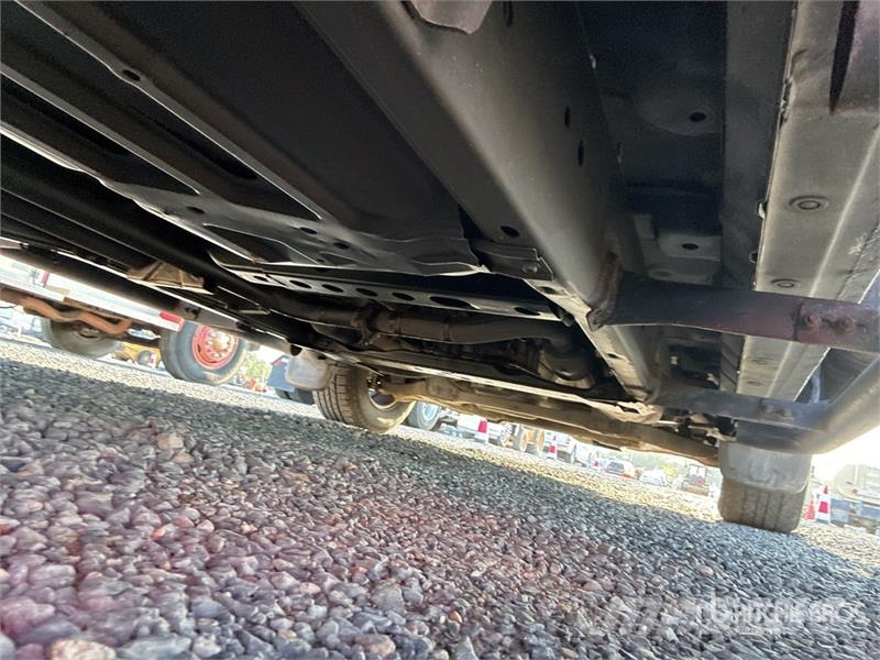 Nissan Titan 4x2 Extended Cab Pickup (Inoperable) أخرى