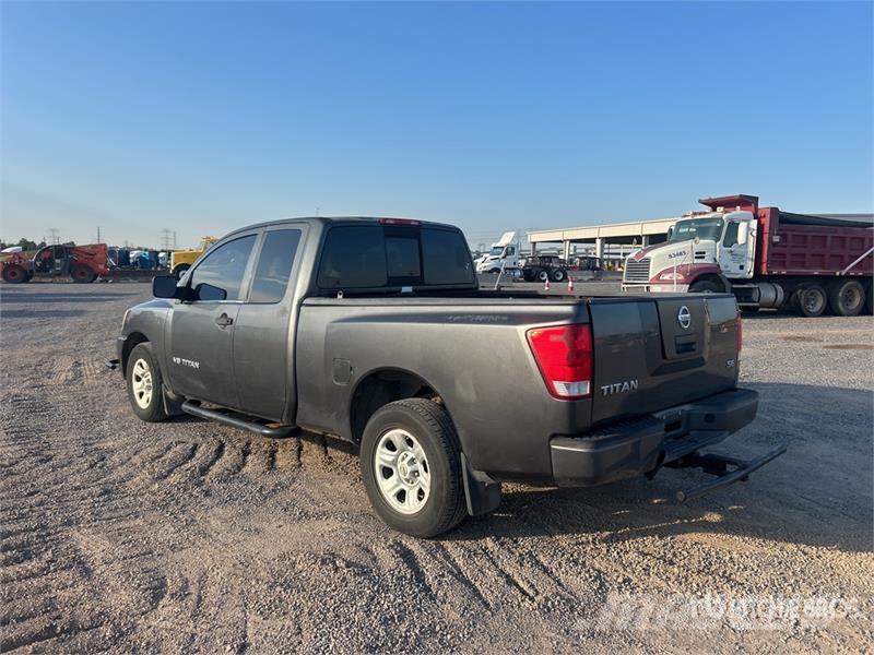 Nissan Titan 4x2 Extended Cab Pickup (Inoperable) أخرى