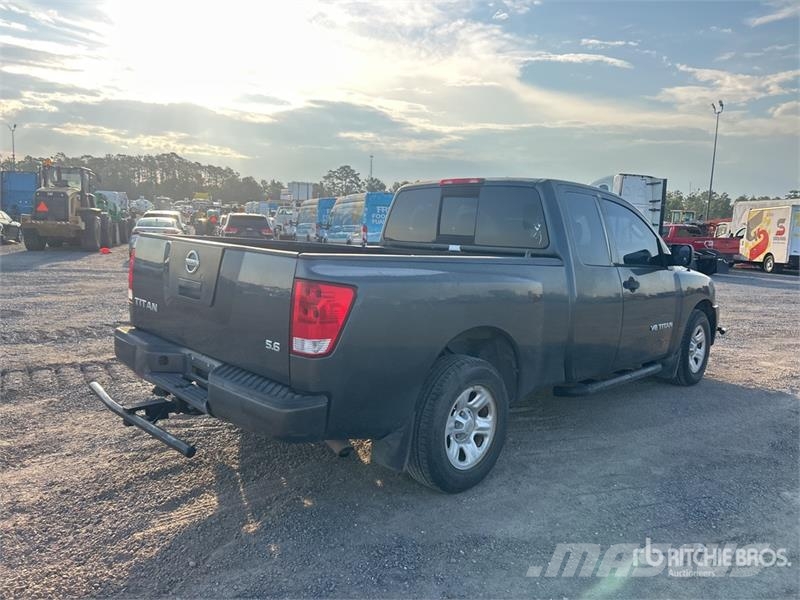 Nissan Titan 4x2 Extended Cab Pickup (Inoperable) أخرى