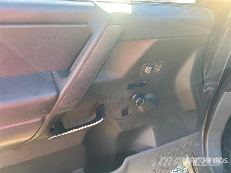 Nissan Titan 4x2 Extended Cab Pickup (Inoperable) أخرى