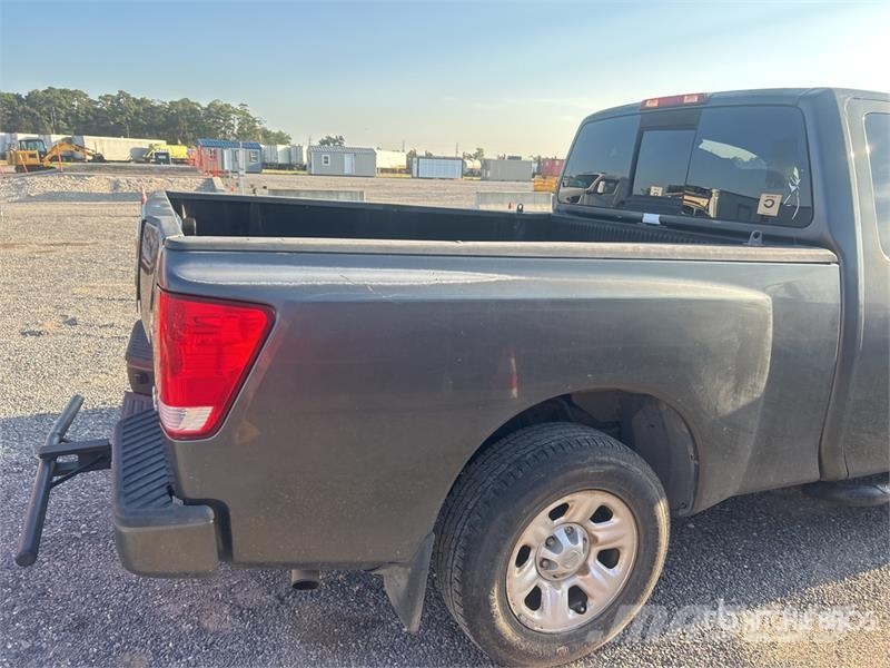 Nissan Titan 4x2 Extended Cab Pickup (Inoperable) أخرى