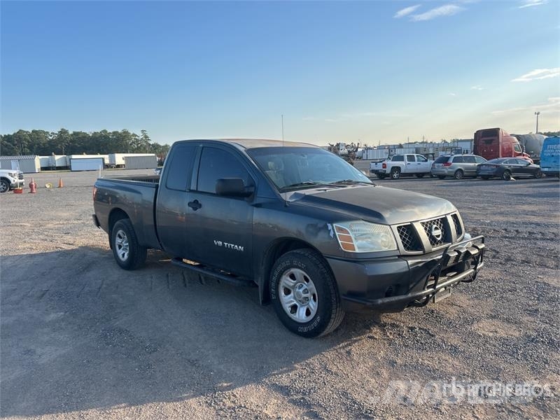 Nissan Titan 4x2 Extended Cab Pickup (Inoperable) أخرى