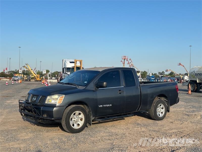 Nissan Titan 4x2 Extended Cab Pickup (Inoperable) أخرى