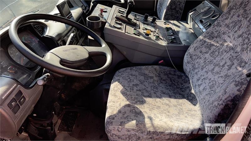 Nissan UD3300 Lakaisuautot