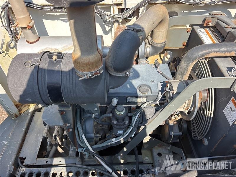 Nissan UD3300 Lakaisuautot
