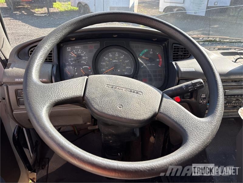 Nissan UD3300 Lakaisuautot