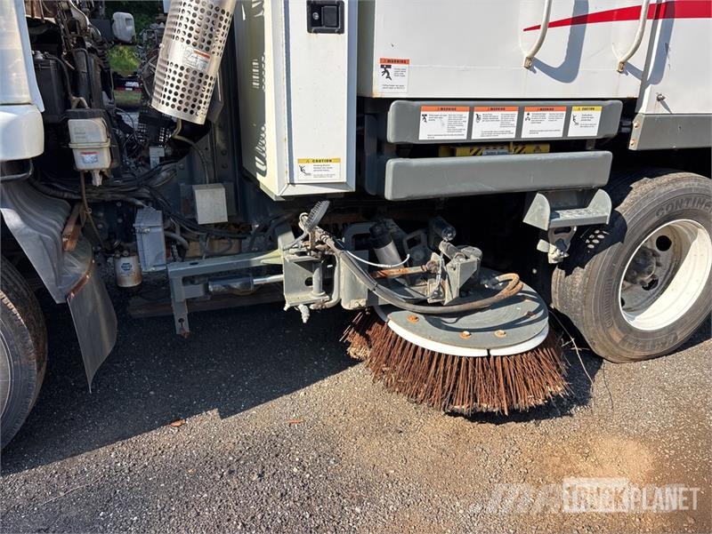 Nissan UD3300 Lakaisuautot