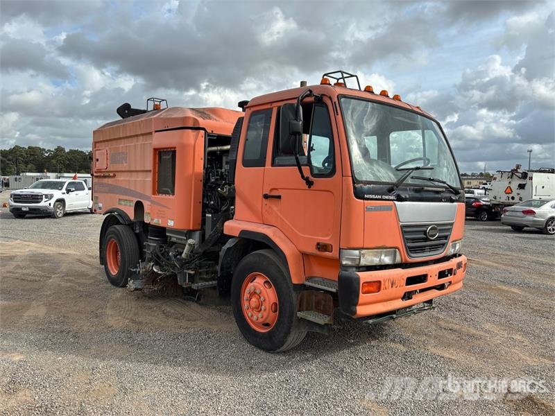 Nissan UD3300 Kamioni za čišćenje ulica