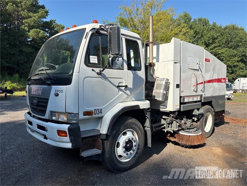 Nissan UD3300 Lakaisuautot
