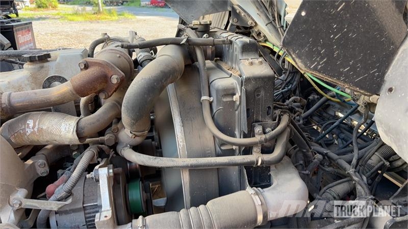 Nissan UD3300 Lakaisuautot
