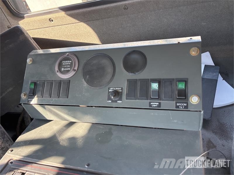 Nissan UD3300 Lakaisuautot