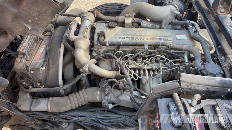 Nissan UD3300 Lakaisuautot