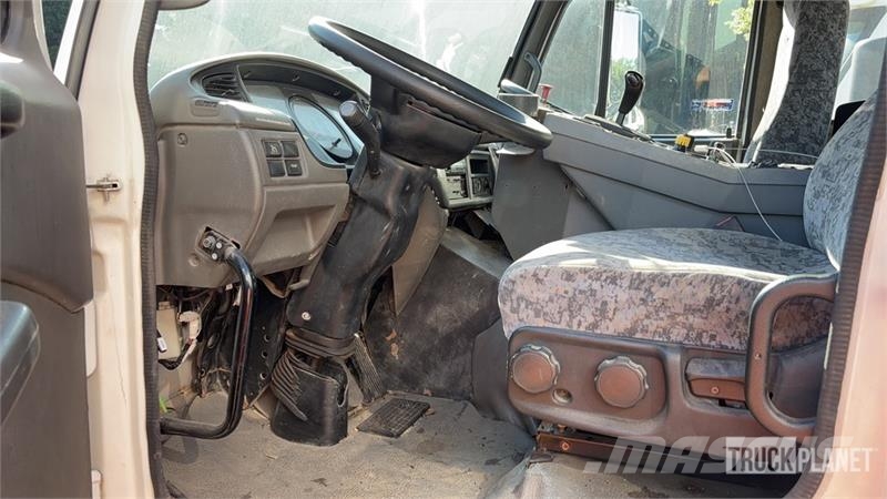 Nissan UD3300 Lakaisuautot