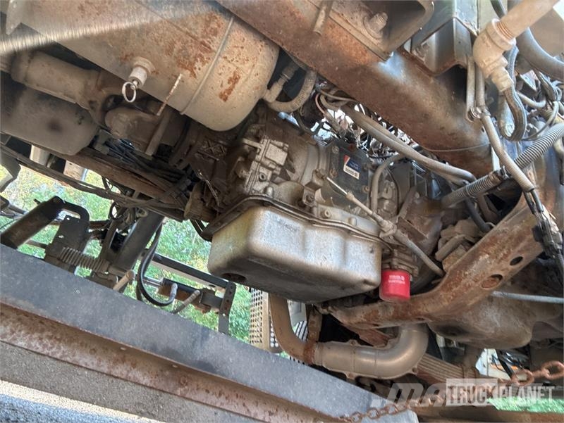 Nissan UD3300 Lakaisuautot