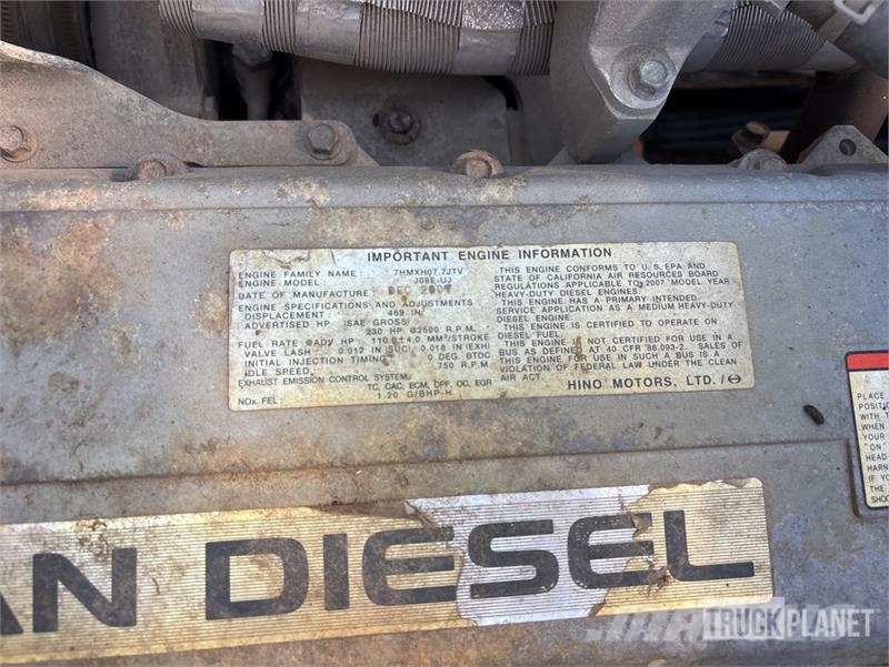 Nissan UD3300 Lakaisuautot