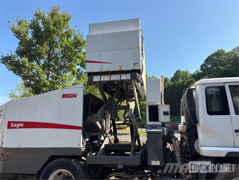 Nissan UD3300 Lakaisuautot