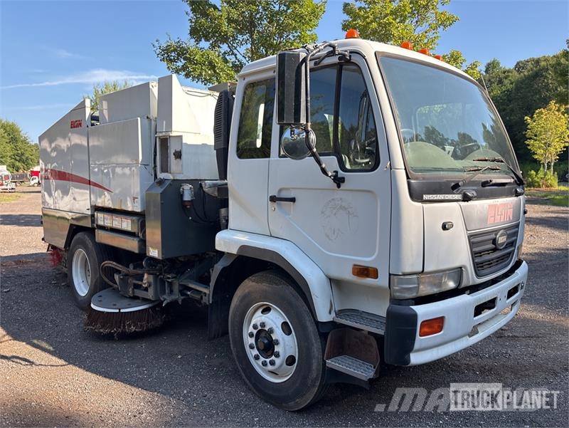 Nissan UD3300 Lakaisuautot