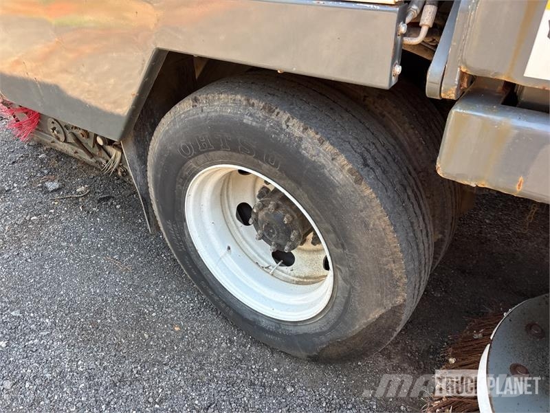 Nissan UD3300 Lakaisuautot