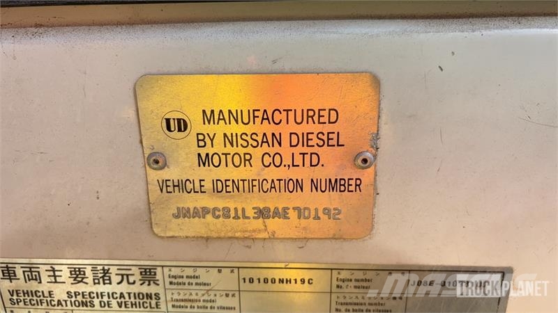 Nissan UD3300 Lakaisuautot