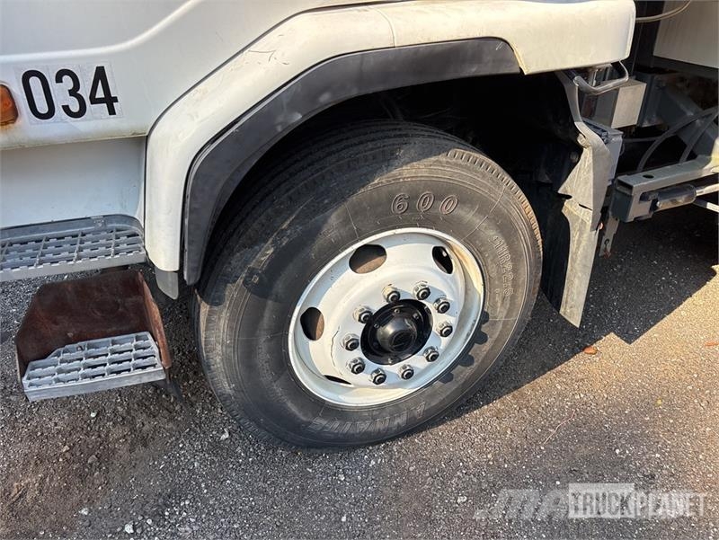 Nissan UD3300 Lakaisuautot