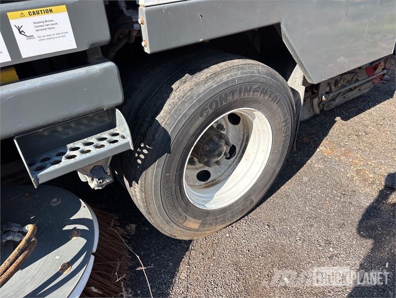 Nissan UD3300 Lakaisuautot